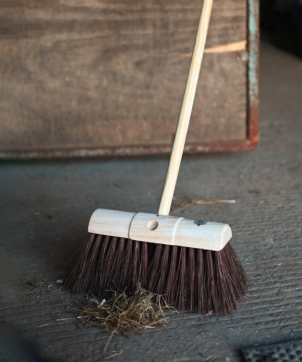 Finest by Hillbrush Wooden Yard Broom - Stiff - Bahia / 140cm 33cm 8cm 1.5kg