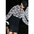 Common Pace Running Reflective Camo Regular Fit Windbreaker, Negro