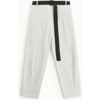 Pantalones cropped con cinturón decorativo de anilla