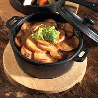 Utopia Cast Iron Round Casserole Dish with Utopia Round Acacia Wooden Board